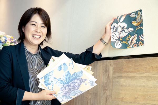 プランナーが花柄の輸入壁紙を紹介