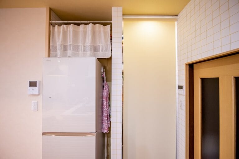 パントリーにロールスクリーンを取付した事例