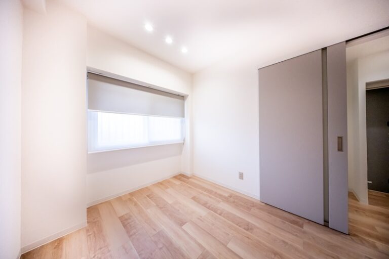 寝室の内窓とロールスクリーン