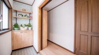 アクセントクロスを付けた玄関リフォーム