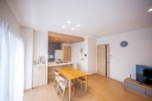 リビングの全景。取付したレースカーテンが写っている。