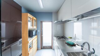 工事後のキッチン。 ホワイトの扉に、ブルーの壁紙を貼って北欧風な風合いのある内装に。