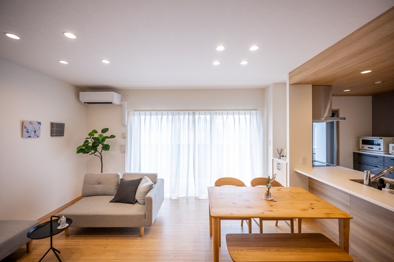 金属製のブラックのサイドテーブル