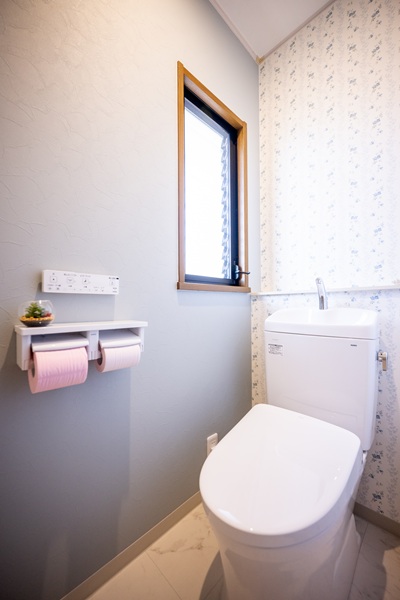 2FトイレピュアレストQR、ブルーの花柄のクロスがポイント