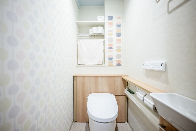 トイレにエコカラットセルフを張った事例