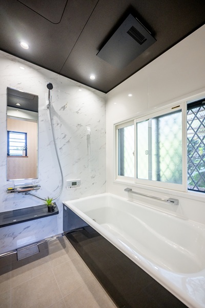 モノトーンで高級感のある浴室タカラプレデンシア