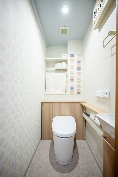 工事後のトイレ。LIXILのJフィットと、エコカラットセルフを採用。