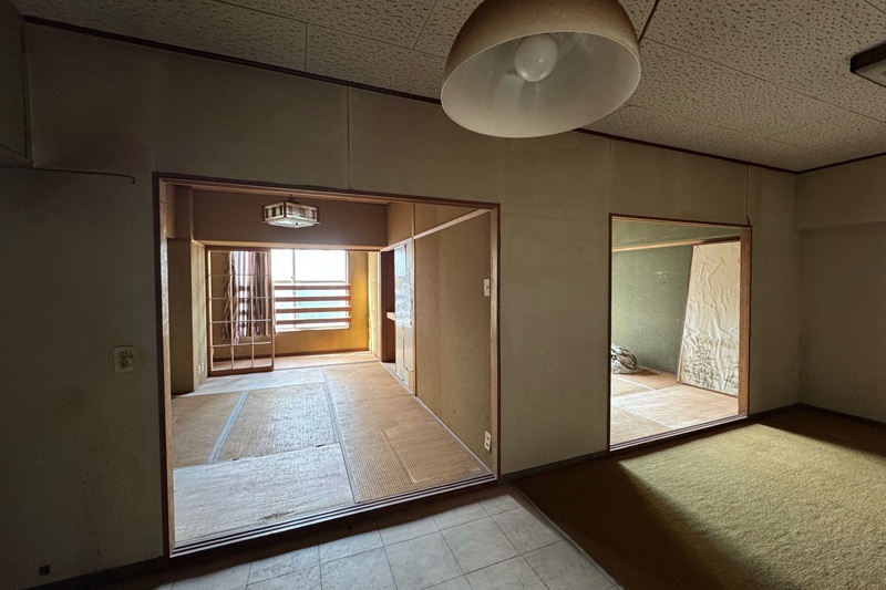 工事前LDK。和室が2部屋並びになっており、リビングに光が入らない構造になっていました。