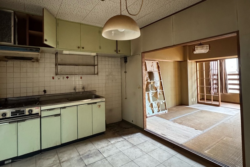 工事前の様子。古い和室とキッチンのある空間で、間仕切り壁がありました。