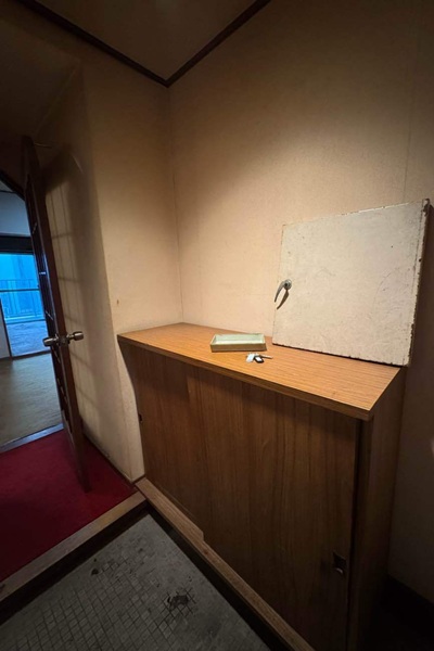 玄関工事前。暗い印象でした。