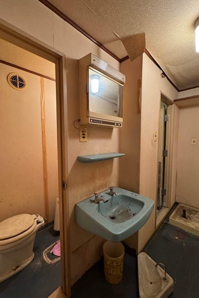 浴室洗面工事前。浴室、洗面、トイレ。古く、小さな洗面化粧台が不便になっていました。