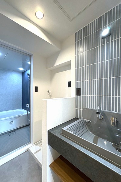 浴室洗面工事後。トイレは分けて、洗面も広くたっぷりと