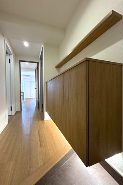 玄関工事後。足元照明も入れて明るく