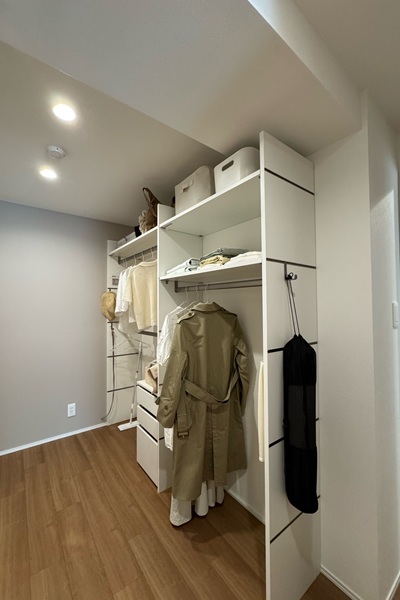 工事後クローゼット。LIXIL ヴィータスパネルで可変式のクローゼットに