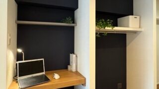 寝室にある書斎スペース。アクセントクロスでメリハリ。