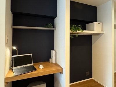 寝室にある書斎スペース。アクセントクロスでメリハリ。