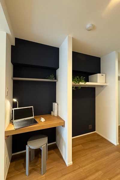 寝室にある書斎スペース。アクセントクロスでメリハリ。