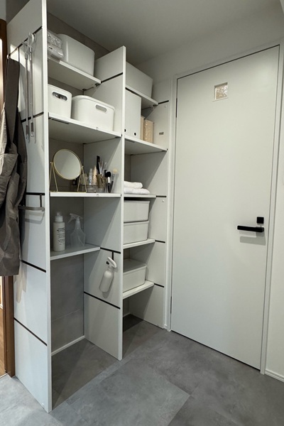 洗面収納の様子。LIXILの収納を設置し、タオルやパジャマなどをしまえるように。