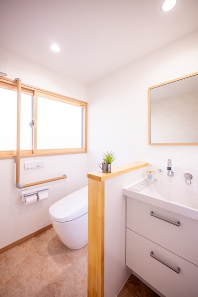 LIXIL対面キッチンにサティスを使ったバリアフリートイレ