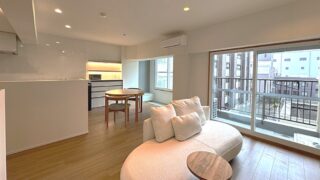 工事後のリビング。間仕切り壁は取り払い、大きな窓とヌックのある明るい空間になりました。