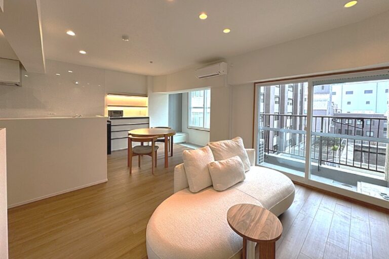 工事後のリビング。間仕切り壁は取り払い、大きな窓とヌックのある明るい空間になりました。