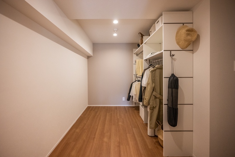 工事後クローゼット。LIXIL　ヴィータスパネルで可変式のクローゼットに