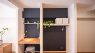 寝室にある書斎スペース。アクセントクロスでメリハリ。