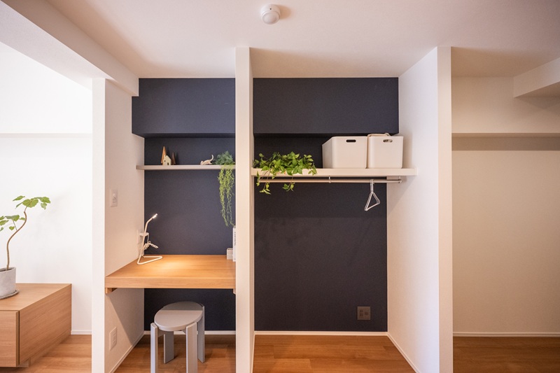 寝室にある書斎スペース。アクセントクロスでメリハリ。