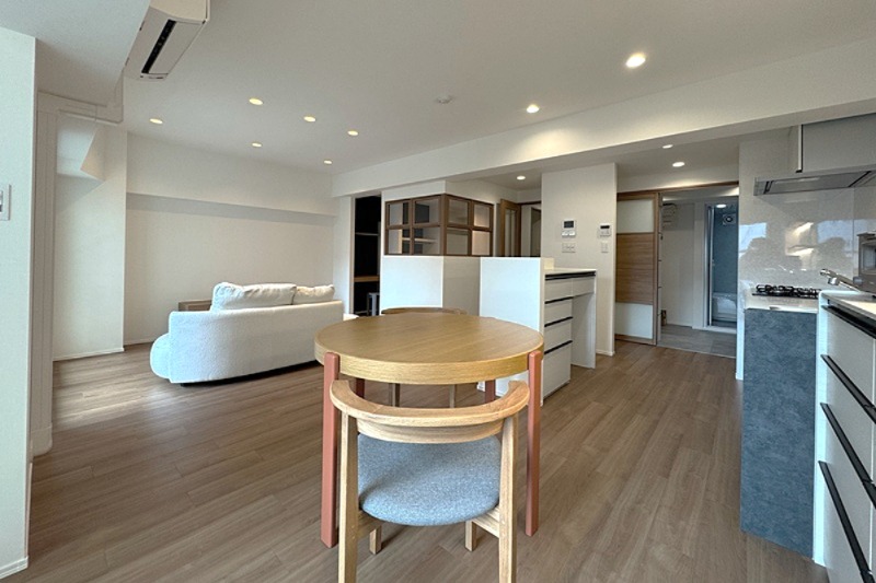 工事後のリビング。間仕切り壁は取り払い、大きな窓とヌックのある明るい空間になりました。