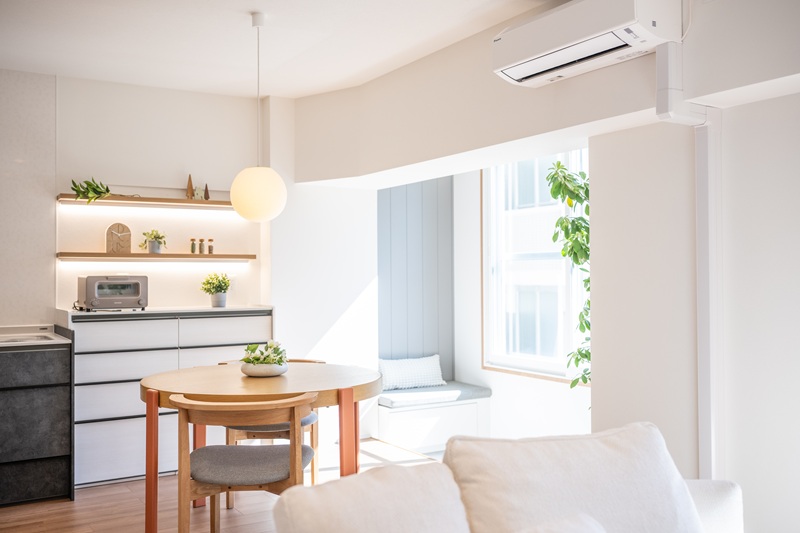 LIXILのカップボードの横には和室の縁側だった場所に北欧風のヌックスペースを