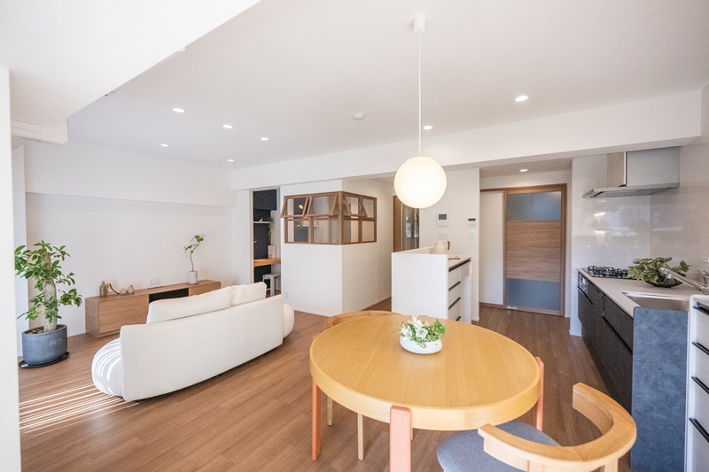 工事後のリビング。間仕切り壁は取り払い、大きな窓とヌックのある明るい空間になりました。