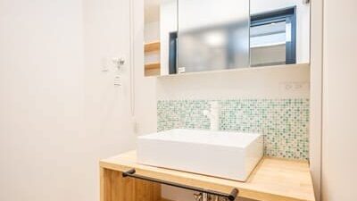 ブルーのタイルを貼った洗面の施工事例