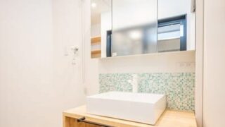 ブルーのタイルを貼った洗面の施工事例