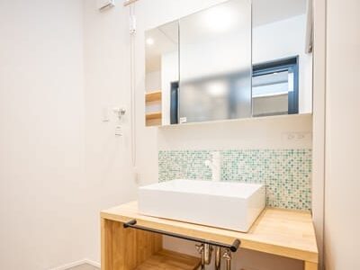 ブルーのタイルを貼った洗面の施工事例