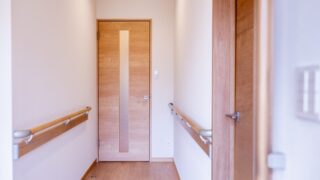 玄関廊下にリフォームで手すりを取り付けした事例