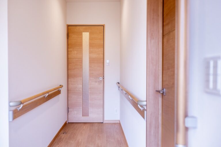 玄関廊下にリフォームで手すりを取り付けした事例