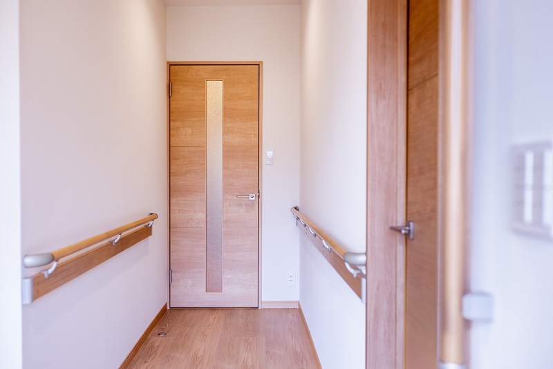 玄関廊下にリフォームで手すりを取り付けした事例
