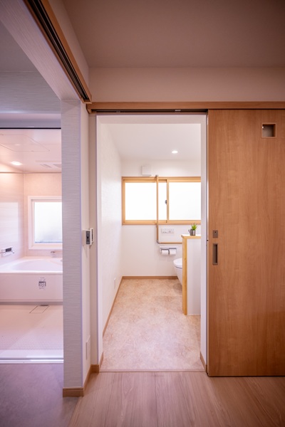 浴室洗面の入口にあった段差をリフォームで解消した事例