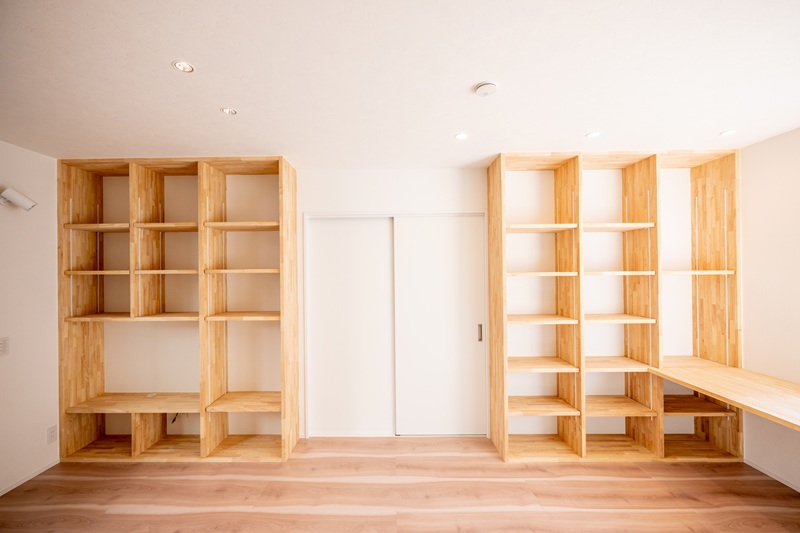 大きな本棚を設けた書斎スペース