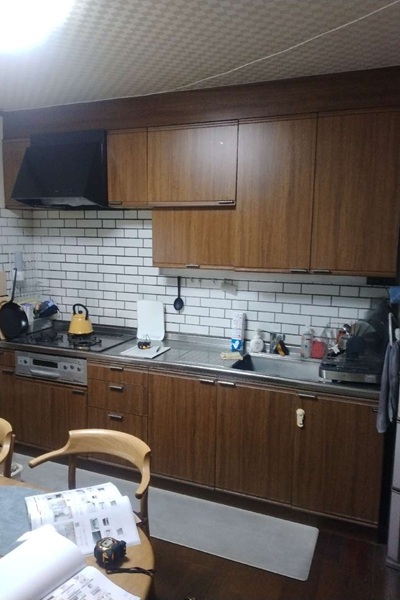 キッチン工事前は吊り戸があり、狭い印象