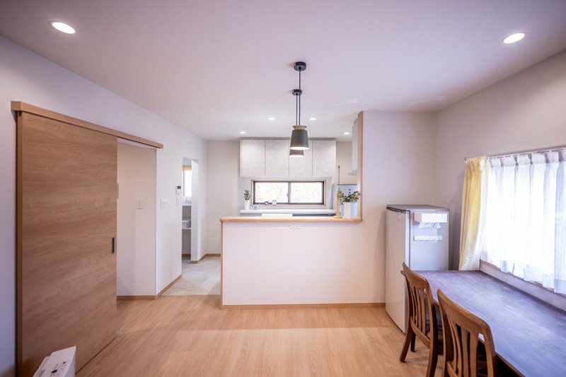 工事後のダイニング。ペンダントライトと対面キッチンでスッキリ