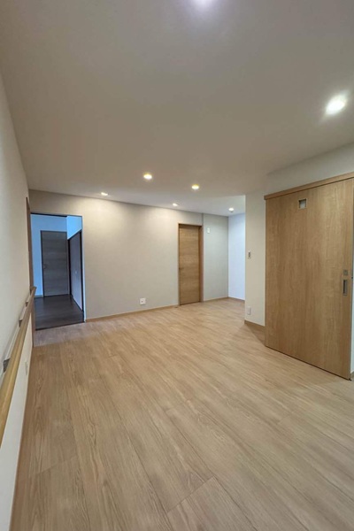 訪問リハビリ用のスペース。手すりを設けて歩けるように広く取りました。