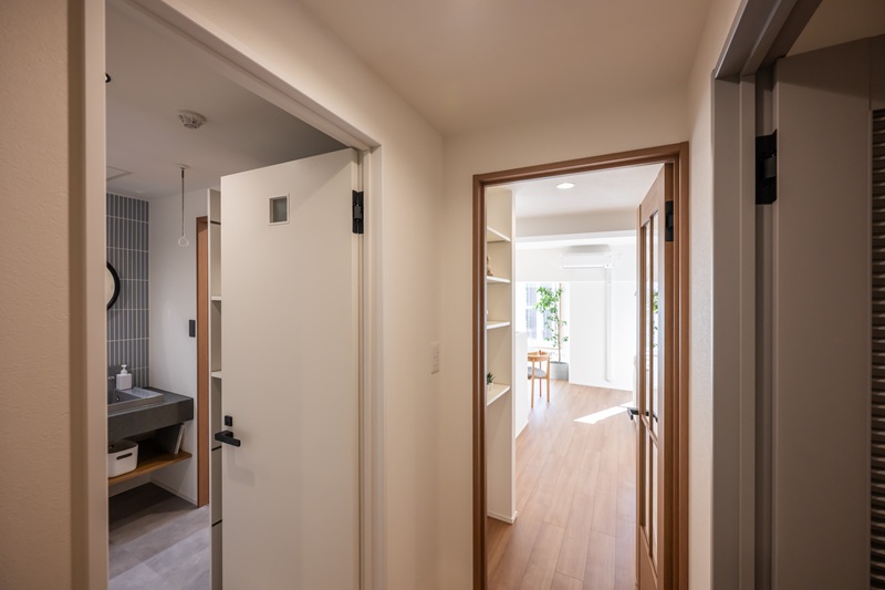 洗面、リビング、クローゼットのドア。ウォークスルー動線