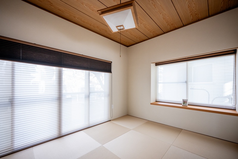 和室は琉球畳に和紙調プリーツスクリーンで和モダンな雰囲気に。